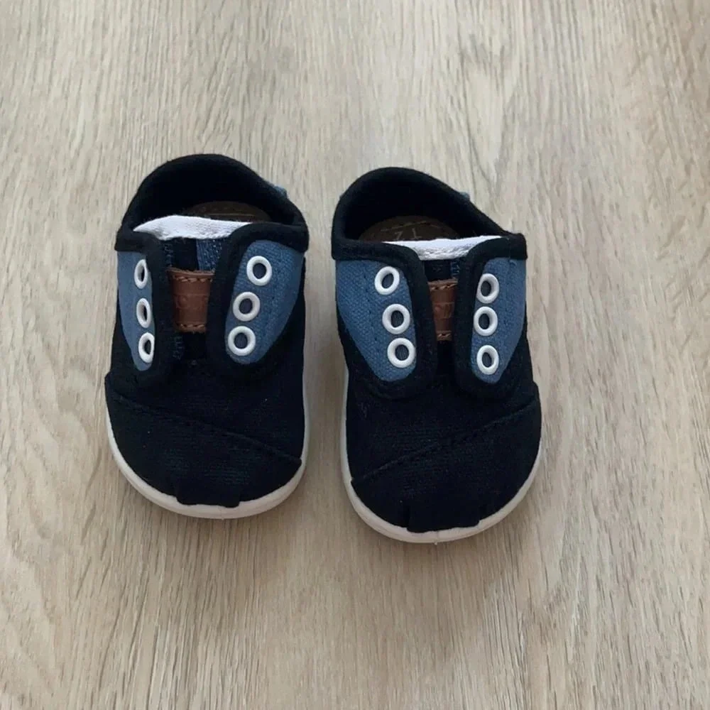 TOMS - Tiny Paseos Shoes, Size:‎ T2 US Toddler, Color: Black Blue